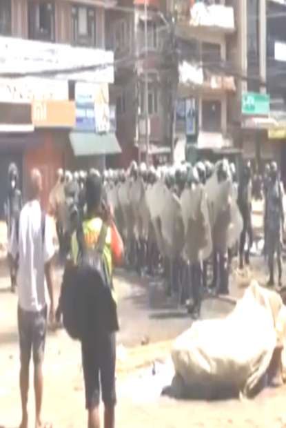 पुल्चोकमा प्रहरी र स्थानीयबीच झडप